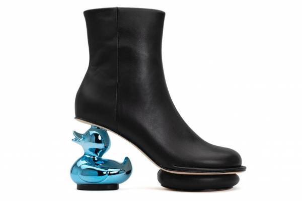 メゾン ミハラヤスヒロ“アヒル型ヒール”のブーツ＆パンプス、メタリックカラーのダックヒールで