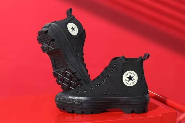 コンバース「オールスター アール」厚底サイドゴアスニーカー、ブーツライクなオールブラックで