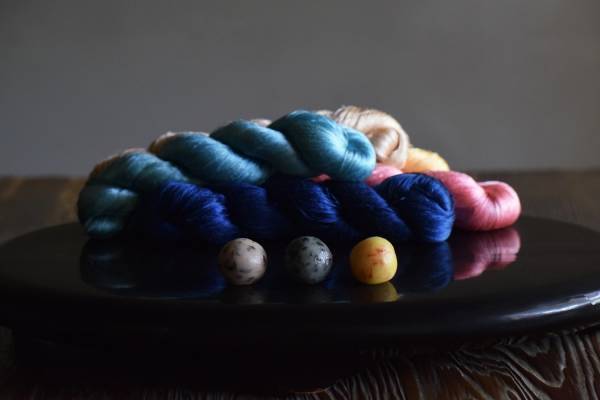 ヒガシヤ×アトリエシムラ“古代の菓子”着想の限定「ひと口果子」草木染めの梅、藍、紅花仕様で