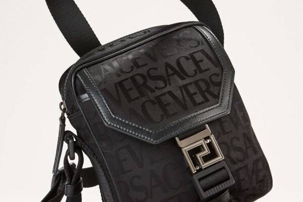 ヴェルサーチェ「ネオ ナイロン」“再生ナイロン”使用の新メンズバッグ、漆黒のバックパックなど