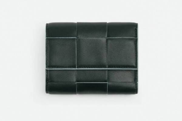 ボッテガ・ヴェネタの新作財布、“ダークグリーン×ペールブルー”の編み上げレザー財布など