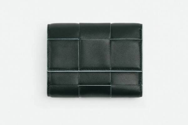 ボッテガ・ヴェネタの新作財布、“ダークグリーン×ペールブルー”の編み上げレザー財布など