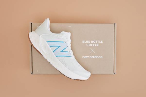 ニューバランス×ブルーボトルコーヒーの白スニーカー、ヒールに“ブルーボトル”ロゴ