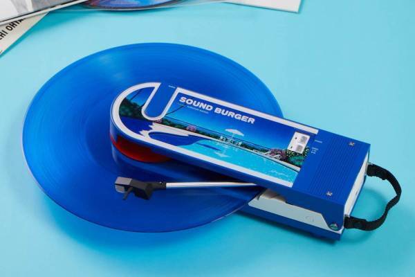 オーディオテクニカ×永井博のレコードプレイヤー「サウンドバーガー」プールサイドを描いた限定ブルー
