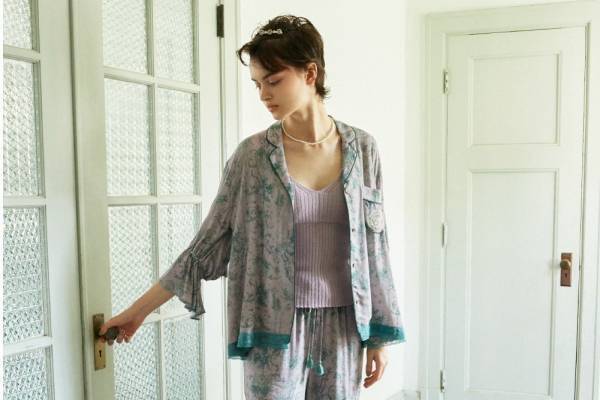 スナイデル ホーム×トワル・ド・ジュイ美術館のルームウェア、草花柄＆繊細レースのパジャマなど