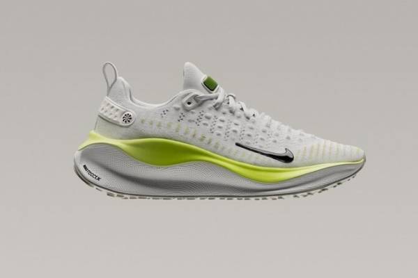 ナイキの新作スニーカー「インフィニティ ラン 4」流線を描く厚底ソール、高機能フォーム搭載
