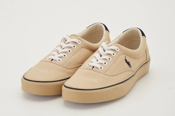 エミとポロ ラルフローレンのユニセックススニーカー「キートン」ベージュ×ネイビーの爽やかカラーで