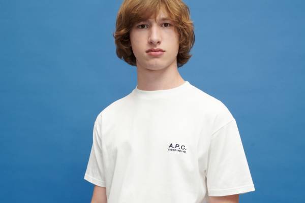 A.P.C. 原宿 アンダーグラウンド限定、胸元ロゴ刺繍のワイドシルエットTシャツ