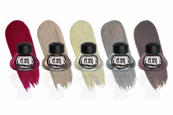 “文学の世界”を表現「羽根ペンネイルポリッシュ」京極夏彦「百鬼夜行」シリーズがネイルカラーに