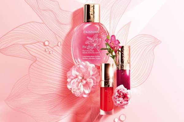 クラランス“ローズ”着想の23年冬コスメ、「コンフォート リップオイル」の限定ピンクカラーなど