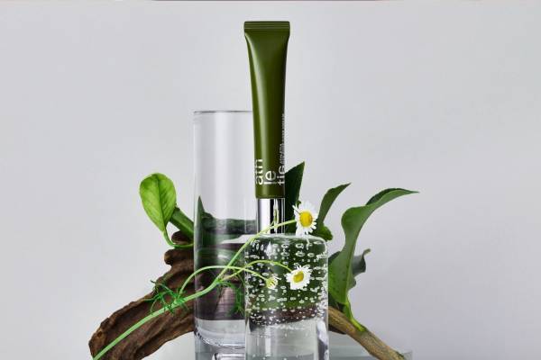 アスレティア23年秋スキンケア、“明るい目もと印象へ導く”ブランド初の「アイゾーンケアクリーム」