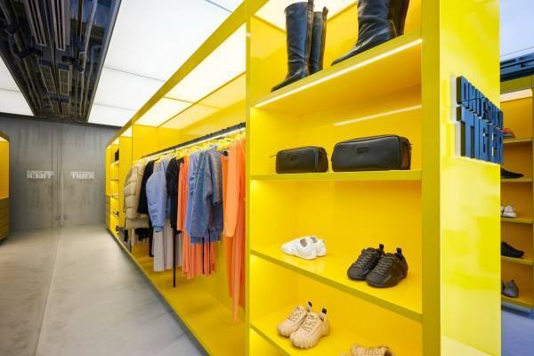 オニツカタイガーの新コンセプトストアが銀座に、「イエローコレクション」専門でウェアやシューズを販売