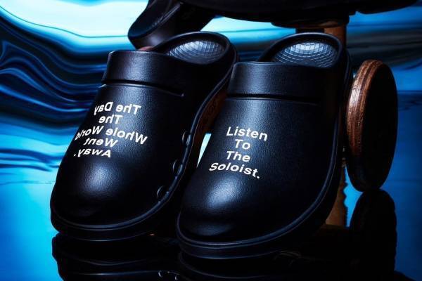 タカヒロミヤシタザソロイスト．×ウーフォスのサンダル、定番モデルをロゴ入りブラックボディで