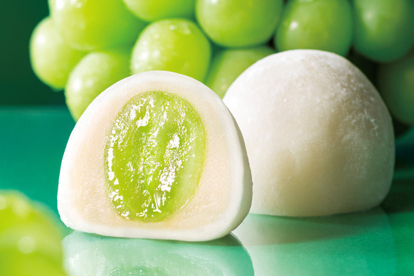 亀屋万年堂「シャインマスカット大福」“1粒まるごと”シャインマスカット×白あん入りモチモチ大福