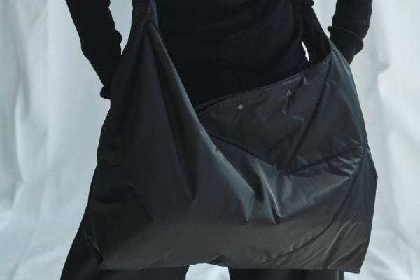 ディスコード ヨウジヤマモトの23年秋冬バッグ、ふっくら中綿入りショルダー＆ドレスを再構築したトート