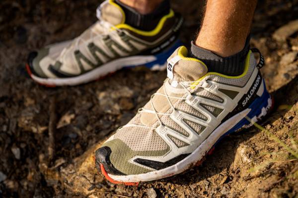 サロモン「XA PRO 3D」新作スニーカー、“左右非対称”カラーのゴアテックス搭載モデルなど