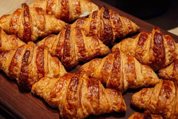 エシレ専門店「エシレ・ラトリエ デュ ブール」麻布台ヒルズにオープン、30cmクロワッサンも