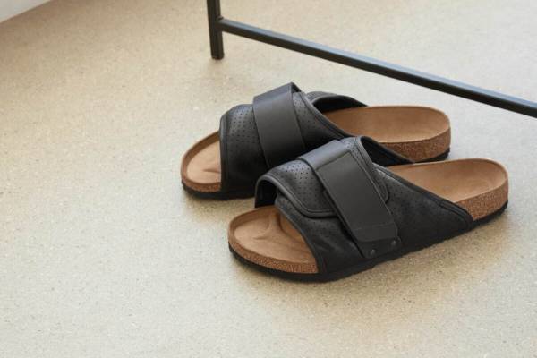 ビルケンシュトック新作サンダル「キョウト パデッド」パフィーアッパー×着物の襟合わせ着想のベルクロ