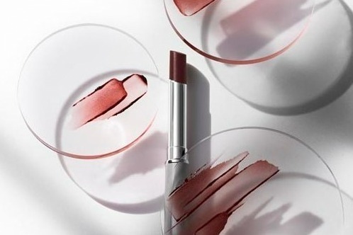 クリニークの人気リップ「ブラック ハニー」23年秋日本上陸、纏う人で発色が変わるカメレオンリップ