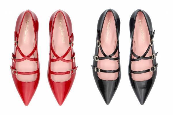 プリティ・バレリーナ23年秋の新作、“3本のストラップ付き”真っ赤なゴシック風シューズなど