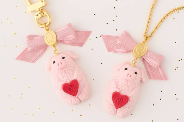 Q-pot.「ピンクの子ブタ」のクッキー風アクセサリー、ハートを抱きしめる子ブタのネックレス