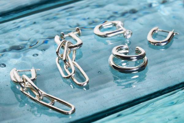 ガルニの新作アクセサリー、長さの異なるチェーンを組み上げたピアスやブレスレット