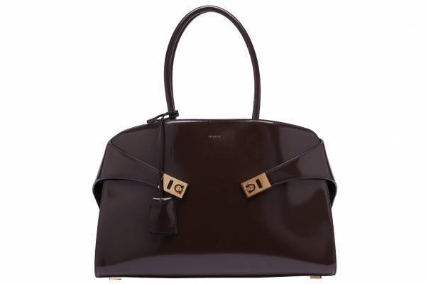 フェラガモ“ガンチーニ バックルがハグする”バッグ「ハグ」ダークブラウンに、伊勢丹新宿店限定で