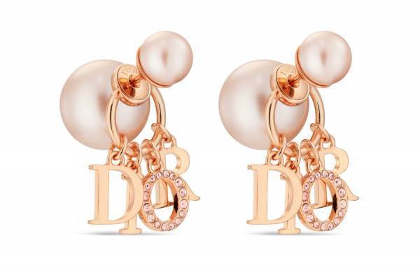 ディオール23年秋冬アクセサリー、ピンクトーンの“D.I.O.R.”レタリング揺れるピアスなど
