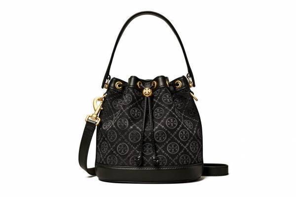 トリー バーチ「T モノグラム」オールブラックの新作、ミニトートやバケットバッグなど