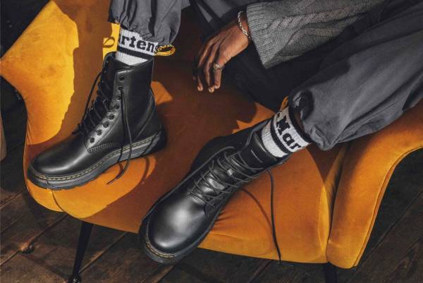 ドクターマーチン“最軽量”の新作8ホールブーツ「クルーソン」ブラックレザーやオリーブのヌバックで