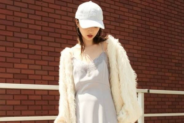 スナイデル23年秋新作、繊細レースのキャミワンピ＆ふわふわシャギーニットカーディガン