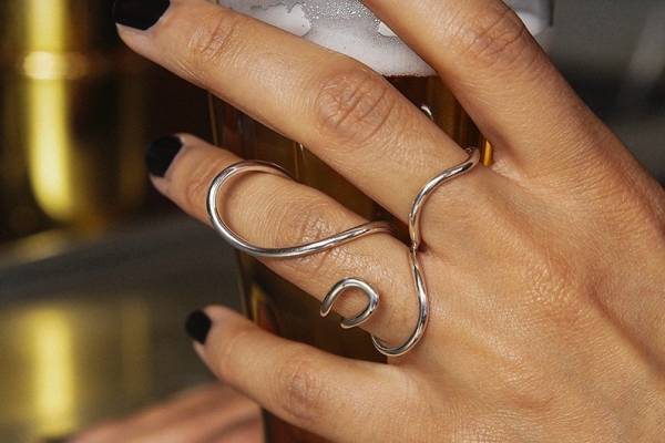 ボーニーの23秋冬新作アクセサリー、曲線フォルム“指を這うような”リングなど