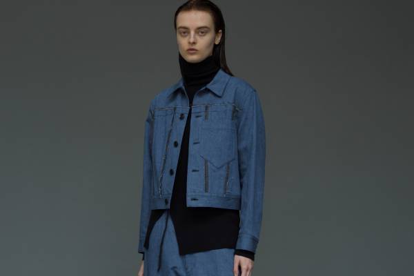 Y's新作デニムウェア、表裏で色の異なるデニム地の断ち切りジャケット＆ドレスなど