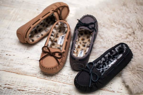 ミネトンカ新作“ふわモコ”モカシンシューズ「キャリー」レオパード柄ライニングモデルも