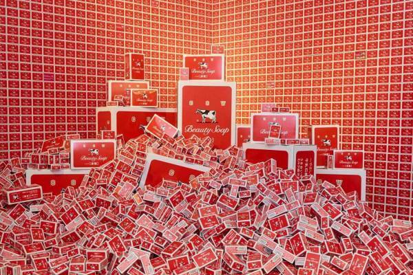 泡を楽しむ「赤箱 AWA-YA」横浜赤レンガ倉庫で、牛乳石鹸“赤箱”デザインのグッズ販売など