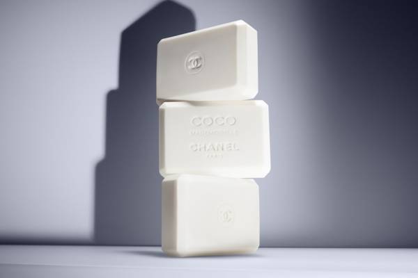 シャネル23年冬ボディケア、香りとともに“しっとり肌”へ導く「ココ マドモアゼル サヴォン N」