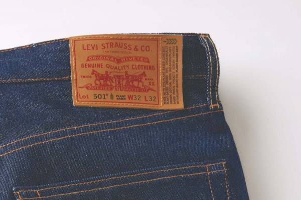 リーバイスのジーンズ「501」に“葉っぱ”ラベルの新作、アーカイブ着想のブルーカラーで