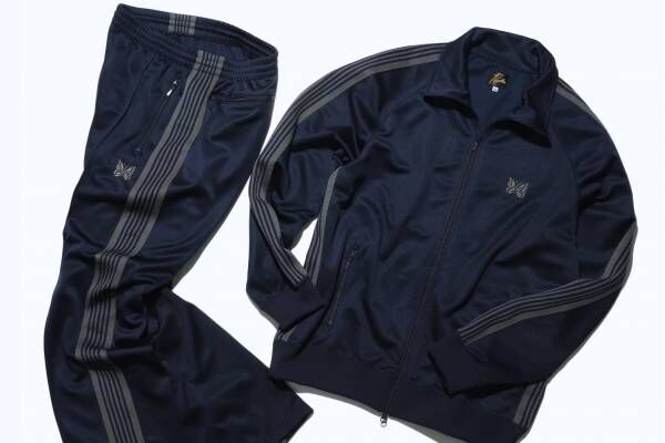 ニードルズのアークネッツ別注セットアップ、“ネイビー×グレー刺繍”のジャケット＆パンツ