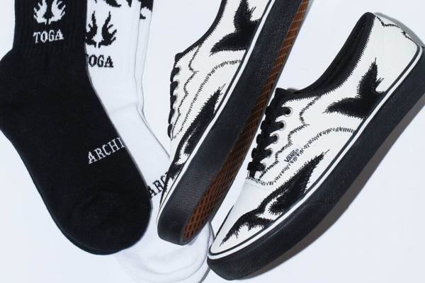 トーガ x VANSの「オーセンティック」スニーカー、“ウエスタンの鳥”モチーフのステッチで