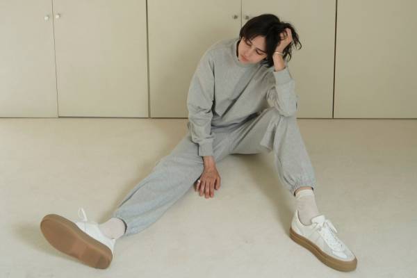 フルーツオブザルーム“美しく着る”快適スウェットセットアップ、クラネの松本恵奈らコラボで