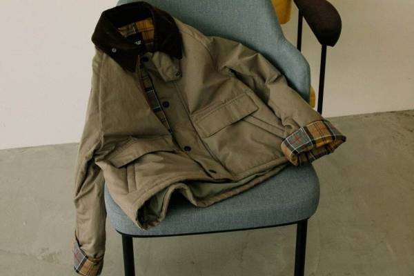 バブアーの中綿入りウィメンズジャケット「スペイ」ピーチ素材×チェック柄裏地、アーバンリサーチ別注で