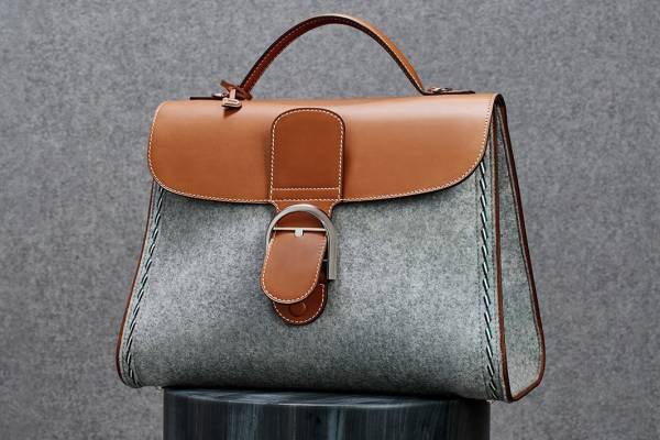 デルヴォー23年秋バッグ、フェルト素材の「ブリヨン」や“窓装飾風”D型リベット付き「パン」