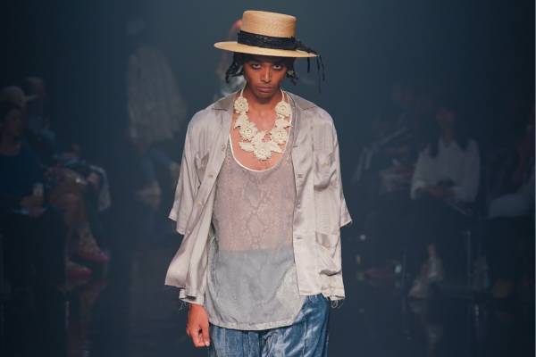 へオース 2024年春夏コレクション - 虚無感の果てに見える光