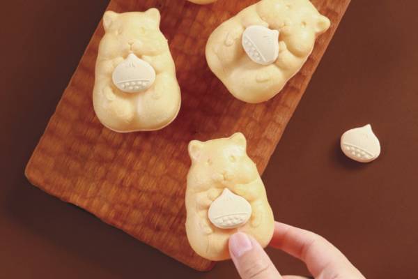 「ハムスターモナカ」の秋限定・栗餡バージョン、“栗らくがん”を抱えるハムスター型最中