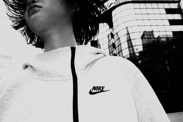 ナイキ「テック フリース リイマジンド」"ランウェイ”着想の個性豊かなフリースウェア、高い保湿性も