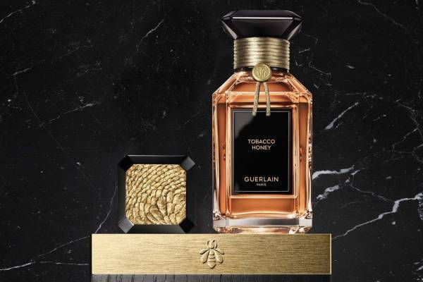 ゲラン23年秋コスメ“至高のフレグランス”に新作「タバコ ハニー」蜂蜜とタバコの刺激的な出会い