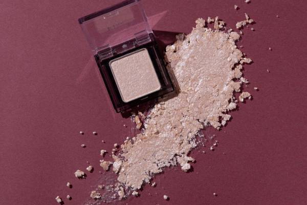 キスの“3Dパール配合”人気グリッターアイカラーに、23年秋の新色キラめくクリアカラー