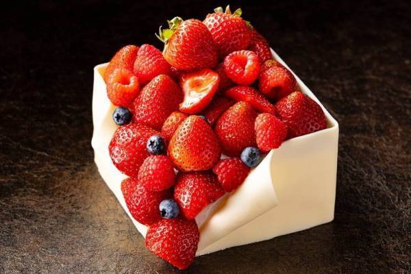 コンラッド東京のクリスマス2023“ベリーあふれる”ショートケーキ、切り株風ヴィーガンケーキも