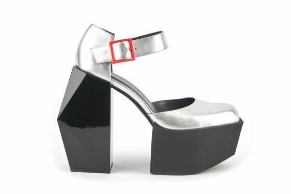 ユナイテッド ヌード2023年秋冬シューズ、メタリックシルバー×多面体ヒールサンダル「ステージ」など
