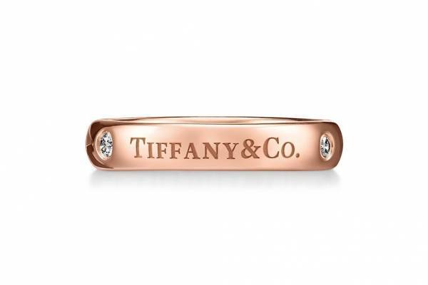 ティファニー新作バンドリング、丸みあるシルエットにロゴ×煌めくダイヤモンドを配して